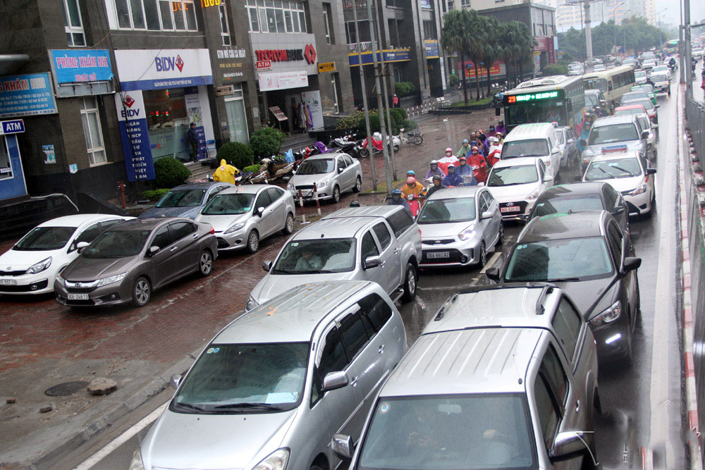 Vật vã chôn chân hít khói ô tô trong mưa rét Hà Nội